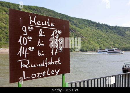 Il Rheinallee street a Boppard con gli ormeggi per le barche di escursione al Loreley Rock, Boppard, Rhein-Hunsrueck-Kreis district Foto Stock