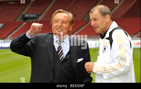 Presidente Onorario del DFB e VfB Stuttgart Gerhard Mayer-Vorfelder, sinistra, parlando di Ulrich Pfister, allenatore nazionale dell' Foto Stock