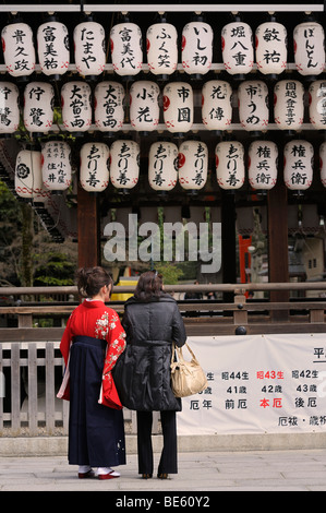 Donna Giapponese in tradizionale hakama, il santuario Yasaka nel Parco di Maruyama, Kyoto, Giappone, Asia Foto Stock