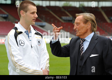 Player internazionale del MTV Stuttgart, ipovedenti e non vedenti, Alexander FANGMANN, sinistra, parlando con il presi onorario Foto Stock