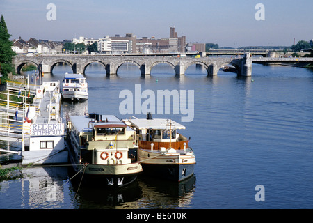 Le imbarcazioni turistiche sul Fiume Maas, San Servaas Bridge, Sint Servaasbrug, Maastricht, provincia del Limburgo, Paesi Bassi, Benelux, Europa Foto Stock