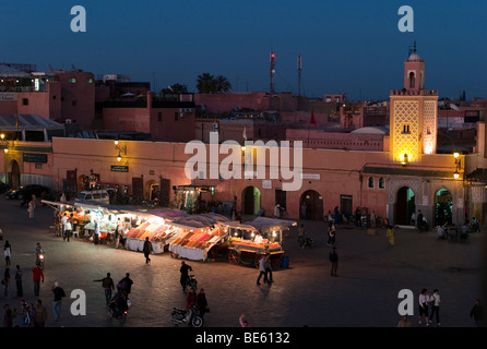 Djemaa el Fna, il famoso mercato medievale, Djemaa el Fna, Medina, Marrakech, Marocco, Africa Foto Stock