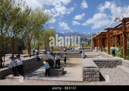 I bambini delle elementari nel moderno parco giochi del privato-religiosi Druk White Lotus Scuola, Shey, Ladakh, India Foto Stock