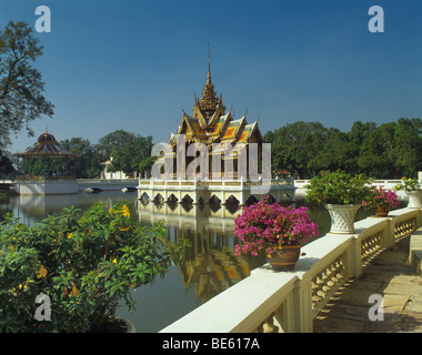 Thailandia, Bang-Pa-In, Royal Summer Palace, vista di Aisawan Dhiphya-Asana, un elegante padiglione di stile Tailandese sul lago Foto Stock