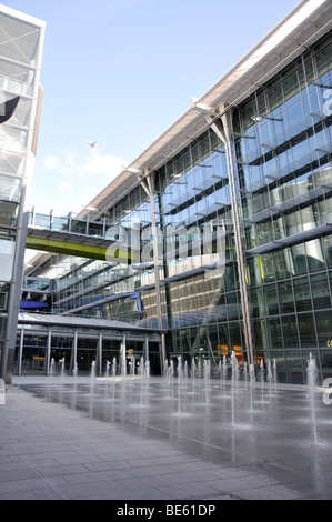 Cortile interno fontana, il Terminal 5 di Heathrow Airport. London Borough of Hounslow, Greater London, England, Regno Unito Foto Stock