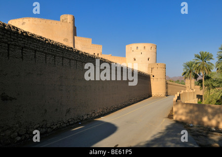 Adobe storica fortificazione Rustaq Fort o castello, Hajar al Gharbi montagne, Batinah regione, il sultanato di Oman, Arabia, Middl Foto Stock