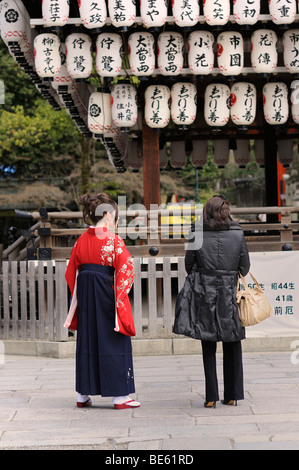 Donna Giapponese in tradizionale hakama, il santuario Yasaka nel Parco di Maruyama, Kyoto, Giappone, Asia Foto Stock