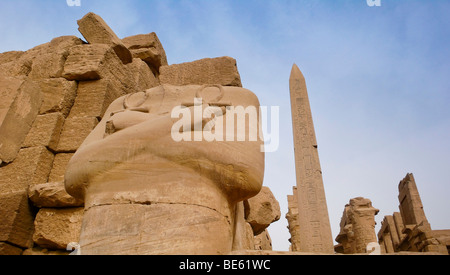 Statua di Ramses e ankh, croce egiziana, obelisco del faraone Hatshepsut a retro, Tempio di Karnak Luxor Egitto, Africa Foto Stock