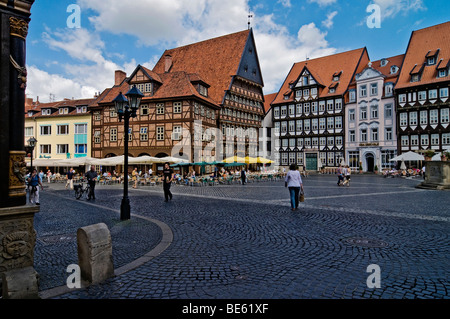 La piazza del mercato con il Baeckeramtshaus baker's guild house e la Knochenhaueramtshaus macelleria guild house, Hildesheim, Lowe Foto Stock