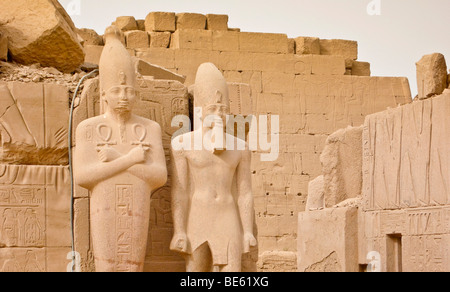 La statua di Ramses II al Tempio di Karnak Luxor Egitto, Africa Foto Stock