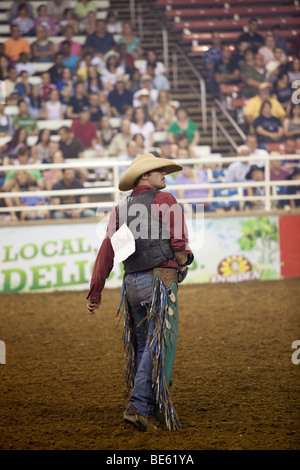 Rodeo Cowboy competere nel Campionato Mesquite Rodeo, Texas, Stati Uniti d'America Foto Stock