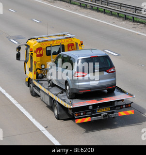 AA auto transporter caricato con una Ford auto sulla autostrada M25, Foto Stock