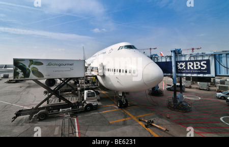 Boeing 747-400 aereo di linea essendo caricato con il cibo, l'aeroporto di Francoforte, Hesse, Germania, Europa Foto Stock