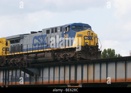 CSX treno merci che arrivano nel centro di Richmond, Virginia Foto Stock
