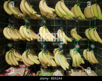 Le banane in negozi di generi alimentari Foto Stock