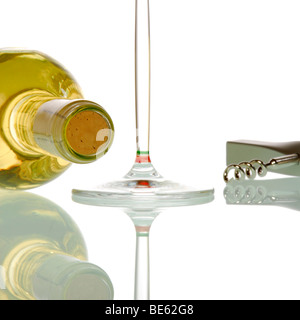 Still Life, bicchiere di vino, cavatappi, su bianco Foto Stock