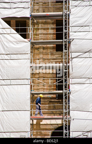 Operaio edile su un grande sito di costruzione a Berlino, Germania, Europa Foto Stock