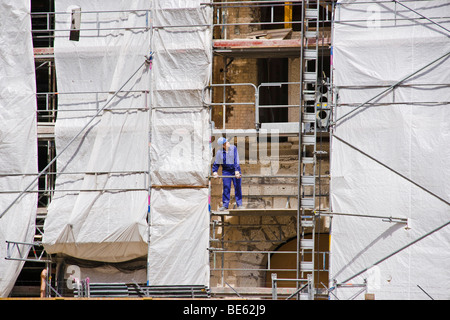 Operaio edile su un grande sito di costruzione a Berlino, Germania, Europa Foto Stock