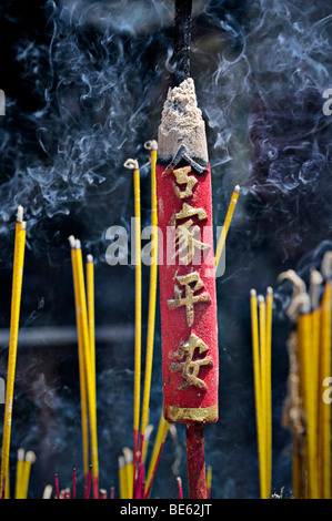 Fumatori incenso nel tempio Chua Thien Hau Pagoda, Ho Chi Minh City, a Saigon, Vietnam, sud-est asiatico Foto Stock