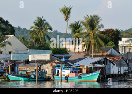 Barche da pesca e pittoresco villaggio di pescatori con semplici colorate case di legno e palme, Phu Quoc, Vietnam Asia Foto Stock