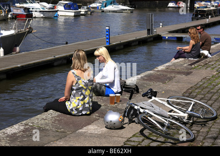 Le persone sedute a pranzo sulla banchina del porto di galleggiante a Bristol REGNO UNITO Foto Stock