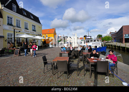 Waterside promenade di Husum, costa del Mare del Nord, Schleswig Holstein, Germania, Europa Foto Stock