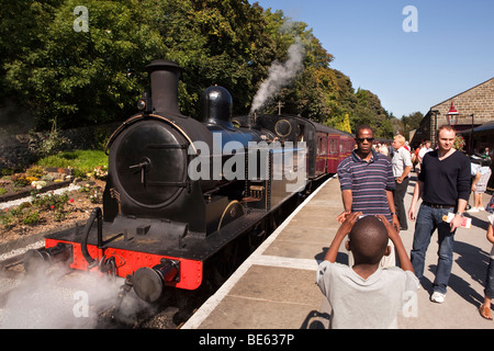 Regno Unito, Inghilterra, Yorkshire, Keighley e vale la pena di Valley Steam Railway, passeggeri a Oxenhope piattaforma della stazione Foto Stock