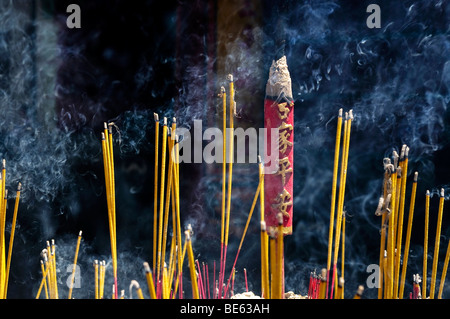 Fumatori incenso nel tempio Chua Thien Hau Pagoda, Ho Chi Minh City, a Saigon, Vietnam, sud-est asiatico Foto Stock