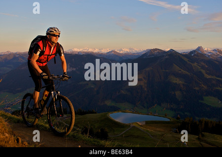 Mountainbiker a Hohe Salve montagna nella luce della sera, Tirolo, Austria, Europa Foto Stock