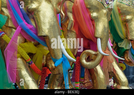 Elefanti in teak decorate con nastri di fortunati, Santuario di Erawan Bangkok, Thailandia, Asia Foto Stock