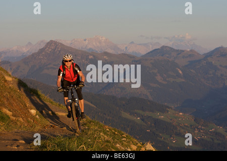 Mountainbiker a Hohe Salve montagna, Tirolo, Austria, Europa Foto Stock