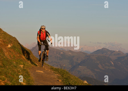 Mountainbiker a Hohe Salve montagna, Tirolo, Austria, Europa Foto Stock