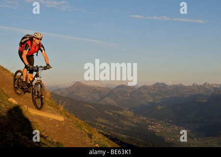 Mountainbiker a Hohe Salve montagna, Tirolo, Austria, Europa Foto Stock