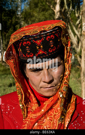 Ritratto di una donna tagiko indossando un cappello tradizionale. Foto Stock