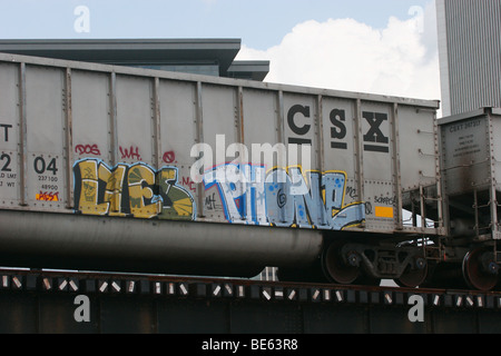 Treno merci con graffiti che arrivano nel centro di Richmond Virginia Foto Stock