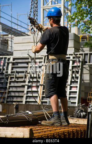 Operaio edile in un cantiere di Berlino in Germania, Europa Foto Stock