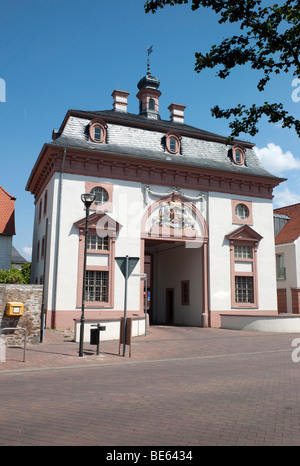 Edificio di gate, Town Gate, Heusenstamm, Hesse, Germania, Europa Foto Stock