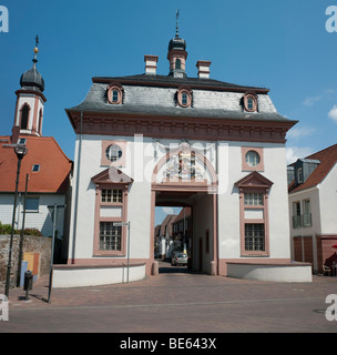 Edificio di gate, Town Gate, Heusenstamm, Hesse, Germania, Europa Foto Stock