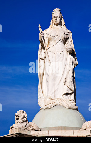 Sculture di Melbourne / Queen Victoria monumento eretto nei giardini di dominio.Melbourne Victoria Australia. Foto Stock