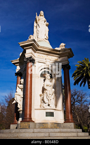 Sculture di Melbourne / Queen Victoria monumento eretto nei giardini di dominio.Melbourne Victoria Australia. Foto Stock