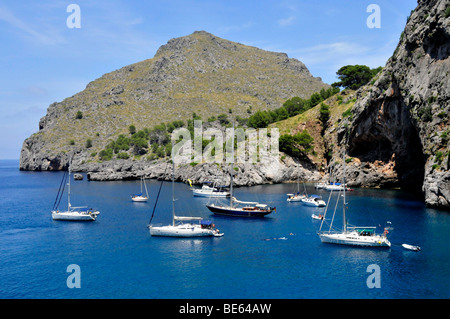 Le imbarcazioni turistiche all'ingresso del Torrent de Pareis Gorge, Sa Calobra, Maiorca, isole Baleari, Spagna, Europa Foto Stock