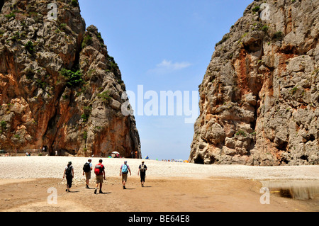 Gli escursionisti del torrente de Pareis Gorge, una delle migliori aree di escursioni dell'isola, montagne Tramuntana, Maiorca, isole Baleari Foto Stock