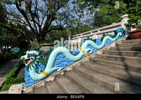 Dragon all'ingresso del tempio dei Giardini Botanici, Ho Chi Minh City, a Saigon, Vietnam, sud-est asiatico Foto Stock