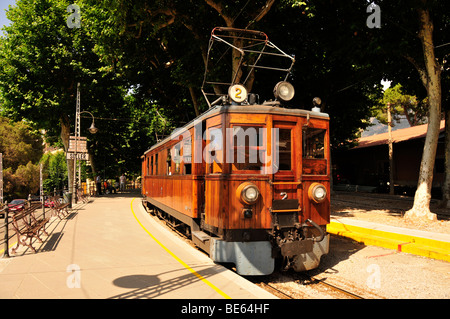 Il 'Flash rosso " treni da 1912, nella stazione di Sóller, Maiorca, isole Baleari, Spagna, Europa Foto Stock