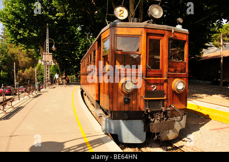 Il 'Flash rosso " treni da 1912, nella stazione di Sóller, Maiorca, isole Baleari, Spagna, Europa Foto Stock