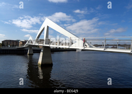 Il nuovo ponte pedonale sul fiume Clyde a Glasgow Scozia inaugurato nel 2009 con affetto anche denominato 'Squiggly ponte' Foto Stock