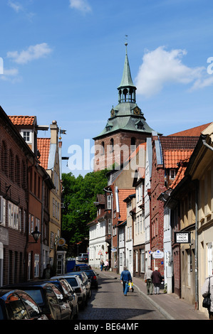 Street con vecchie case a capanna, nel retro della chiesa di San Michele, Lueneburg, Bassa Sassonia, Germania, Europa Foto Stock