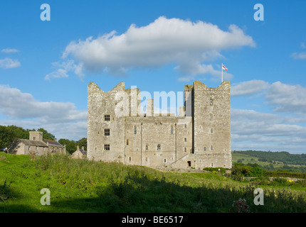 Bolton Castello, nel villaggio di Castle Bolton, Wensleydale, Yorkshire Dales National Park, North Yorkshire, Inghilterra, Regno Unito Foto Stock