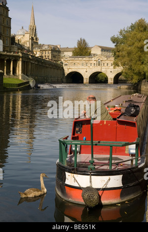 Inghilterra Somerset Bath Pulteney Bridge & narrowboat Foto Stock
