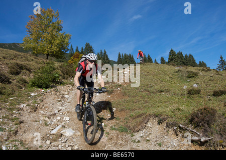 Mountainbiker sul monte Gaisberg, Rettenbach, Tirolo, Austria, Europa Foto Stock